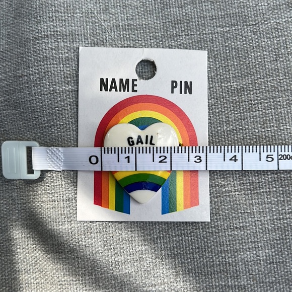 GAIL Vintage 80s Iconic Ceramic White Heart Rainbow Name Pin - Picture 5 of 7